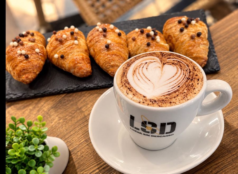 Mini cruasanes con perlas de chocolate y un capuchino en taza LSD