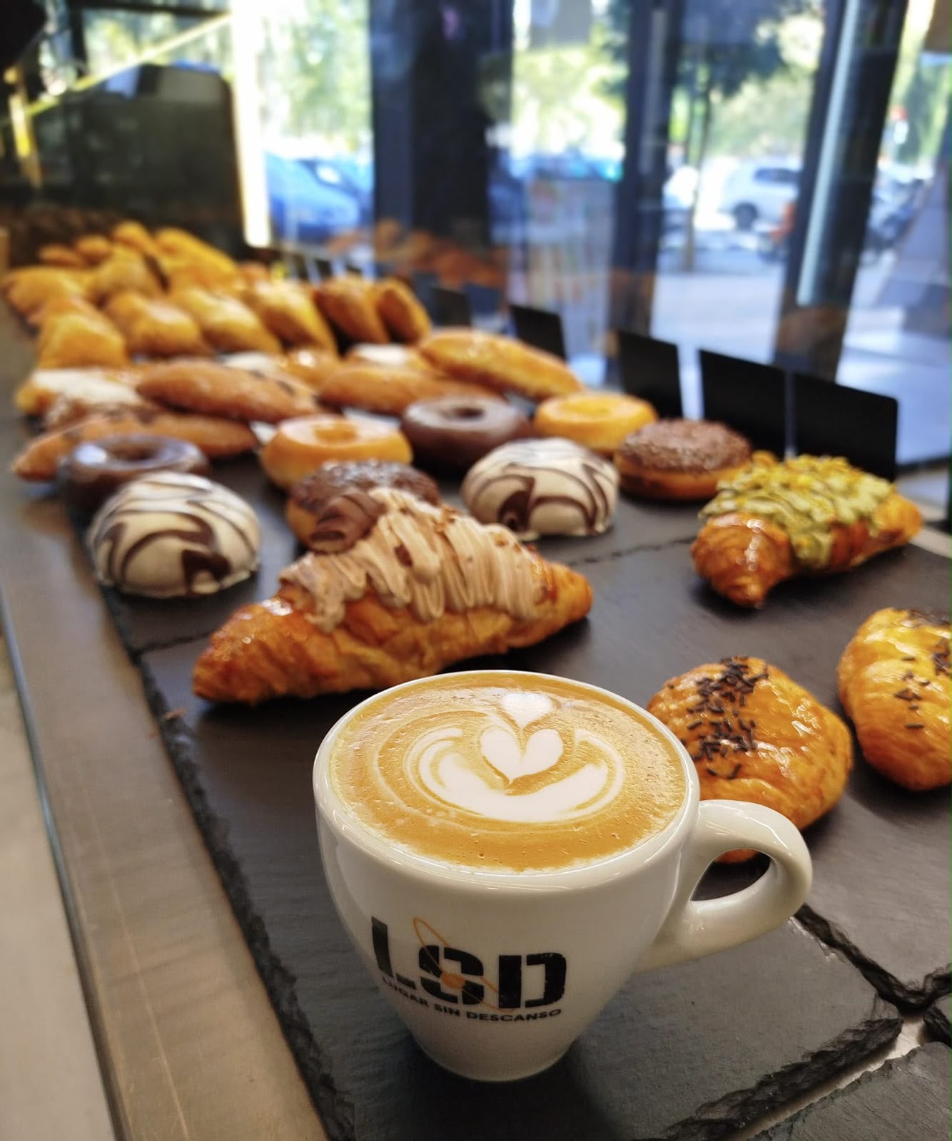 Café servido en una mesa de LSD
