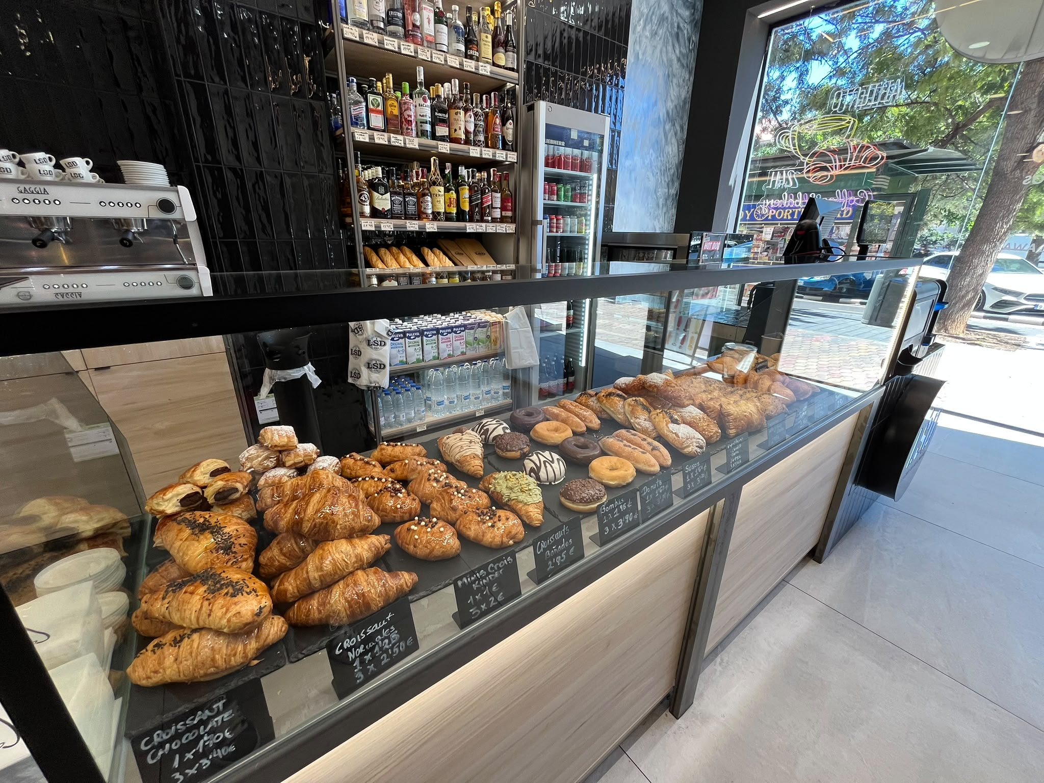 Vitrina de una tienda LSD con cruasanes, donuts y napolitanas